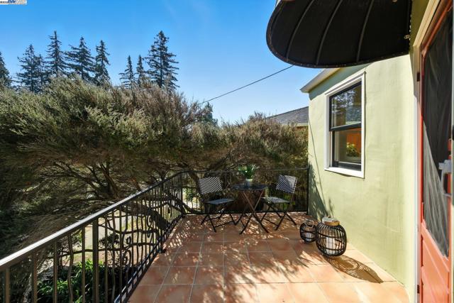 3357 Jordan Rd, Oakland CA: https://media.crmls.org/mediaz/58502532-d200-4b1f-8bf0-b670f2296c2b.jpg