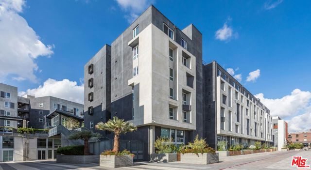 950 E 3rd Street, Los Angeles CA: https://media.crmls.org/mediaz/5850dccf-0a47-4d22-812f-82de94258a98.jpg