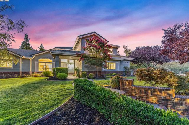 1398 Benedict Ct, Pleasanton CA: https://media.crmls.org/mediaz/5850f4cb-5ff6-47df-bfa5-dd721842a8c7.jpg