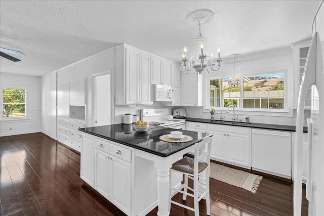 4125 Prunedale Avenue, Gilroy CA: https://media.crmls.org/mediaz/5852c2a3-babe-4900-a08a-7d6d8d7a93fd.jpg
