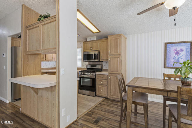 Detail Gallery Image 7 of 30 For 17 Chaucer Ln #17,  Ventura,  CA 93003 - 2 Beds | 2 Baths