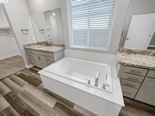 2066 Espana Ln, Rio Vista CA: https://media.crmls.org/mediaz/585355d8-3b61-4436-bf9a-a48be1e1cc9c.jpg