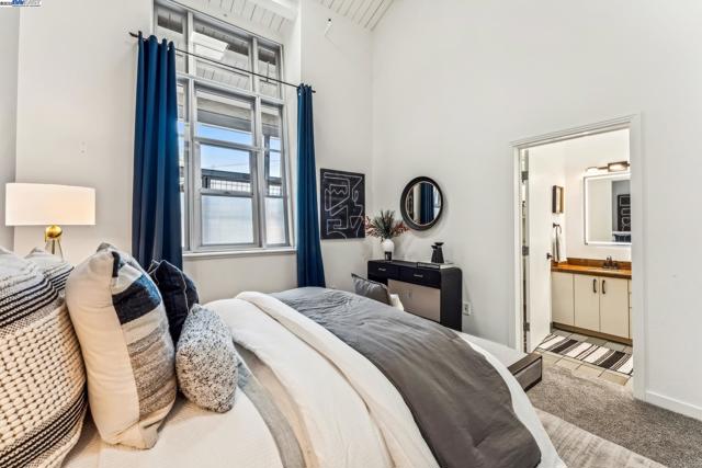 311 4th St, Oakland CA: https://media.crmls.org/mediaz/58536811-5e10-42ce-8375-57d05c301ee0.jpg