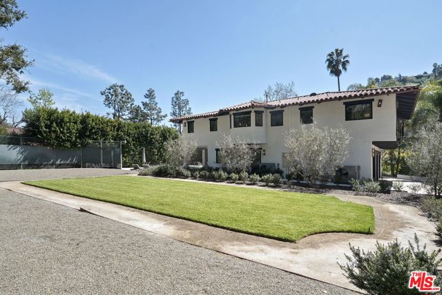 7651 Willow Glen Road, Los Angeles CA: https://media.crmls.org/mediaz/58536e87-1cae-4ca7-a332-d2e0854e67c1.jpg