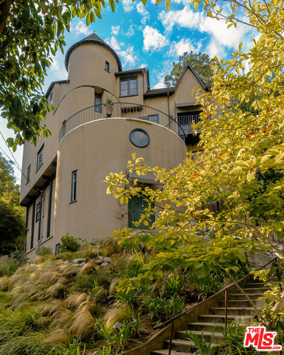 3105 Ledgewood Drive, Los Angeles CA: https://media.crmls.org/mediaz/58556855-4e14-44b3-9730-2e9c1da6005f.jpg