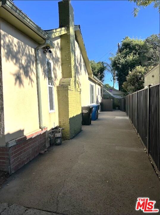 1246 N Genesee Avenue, West Hollywood CA: https://media.crmls.org/mediaz/58556a15-5a00-4427-9df6-be68acca8708.jpg