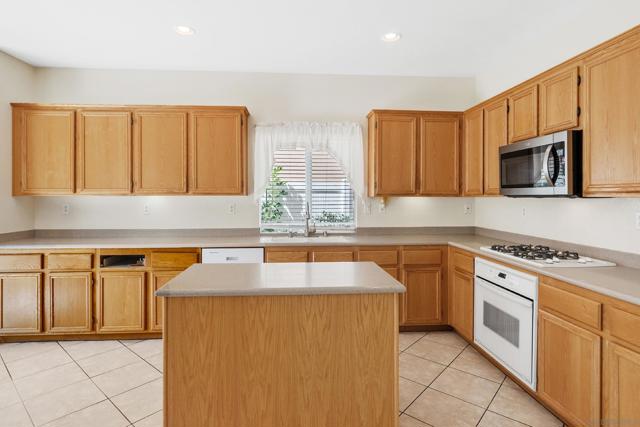 29213 Broken Arrow, Murrieta CA: https://media.crmls.org/mediaz/58559a06-deb2-49e7-93ab-d978ffe14e62.jpg
