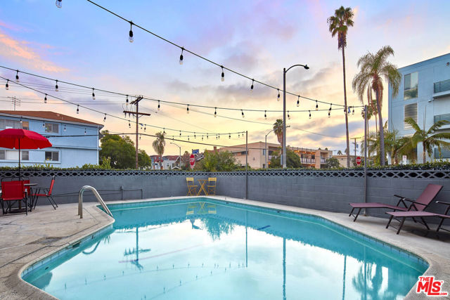 204 N Manhattan Place, Los Angeles CA: https://media.crmls.org/mediaz/5855b82e-9baf-4740-b9f0-e1626d5ea320.jpg