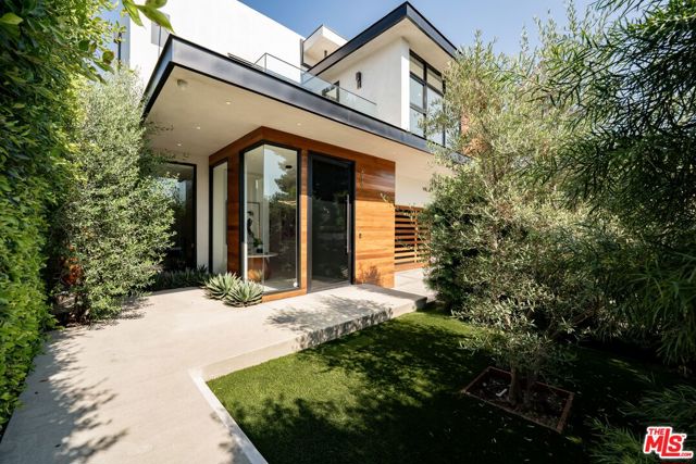 818 N Curson Avenue, Los Angeles CA: https://media.crmls.org/mediaz/5855da06-3cf1-472e-887e-18f1cd45ebd1.jpg