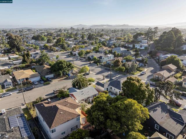 3811 Clinton Ave, Richmond CA: https://media.crmls.org/mediaz/5855f3c0-8cb0-4c4a-81b9-d13da748e354.jpg