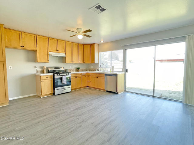 2373 Bryson Place, Simi Valley CA: https://media.crmls.org/mediaz/585683a0-38f4-4d57-b9f5-8cd69331170e.jpg