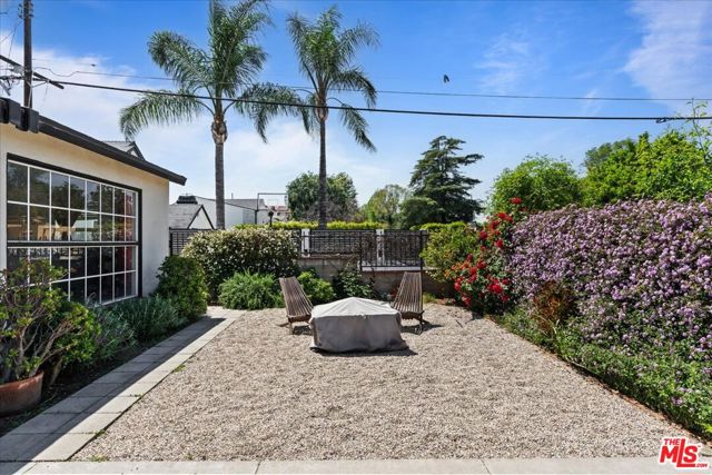 11710 Hartsook Street, Valley Village CA: https://media.crmls.org/mediaz/58572e49-fa9a-4d71-bf03-92cfea24381b.jpg