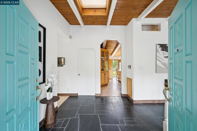 12 La Cresta Rd, Orinda CA: https://media.crmls.org/mediaz/58583468-9db7-4a31-94cf-d02f220955b6.jpg