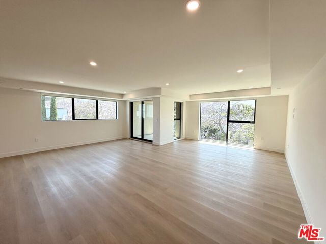 350 N Palm Drive, Beverly Hills CA: https://media.crmls.org/mediaz/58585998-3ea8-42d6-a0a0-71467dd0d277.jpg
