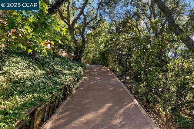 3949 Canyon Rd, Lafayette CA: https://media.crmls.org/mediaz/58588bc2-afe0-4d7b-a9f5-47f6dbf39f1b.jpg