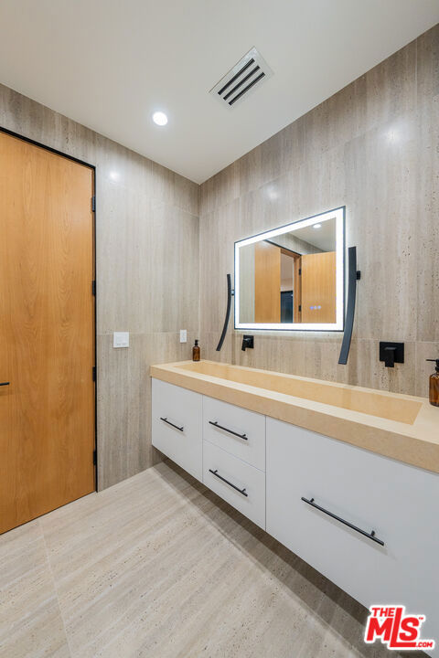 4532 Calhoun Avenue, Sherman Oaks CA: https://media.crmls.org/mediaz/5858dace-7edd-4397-bb0d-8805314d8da7.jpg