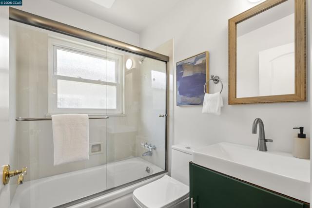 18977 Thornbury ave, Castro Valley CA: https://media.crmls.org/mediaz/585900b1-64eb-46d6-94ad-61398822f29a.jpg