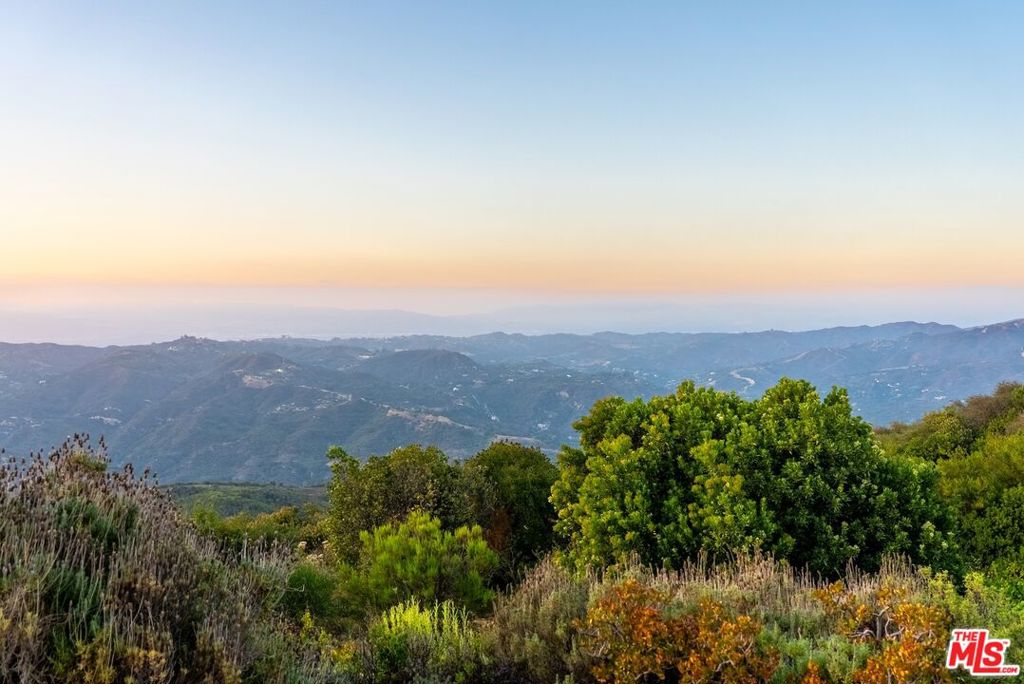 https://media.crmls.org/mediaz/5859a053-a7a4-48f0-a3b2-5976dbb9802c.jpg?preset=X-Large