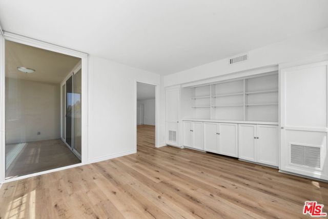 9950 Durant Drive, Beverly Hills CA: https://media.crmls.org/mediaz/585a8fe2-65dd-4541-ae56-f95e38382104.jpg