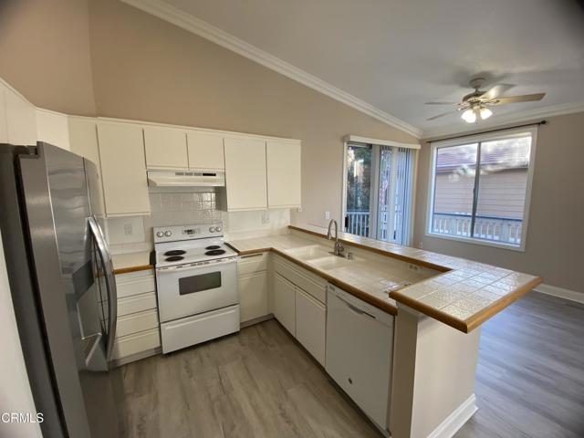 Detail Gallery Image 5 of 24 For 2394 Pleasant Way #J,  Thousand Oaks,  CA 91362 - 2 Beds | 1 Baths