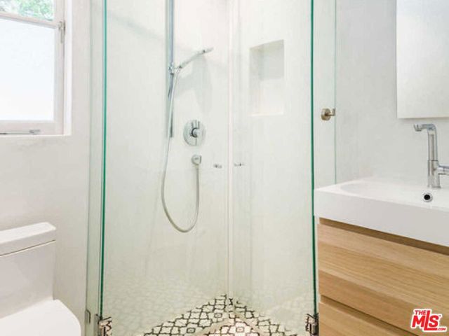 3279 Ledgewood Drive, Los Angeles CA: https://media.crmls.org/mediaz/585b8827-8c85-4ae0-ab33-22c020b3aeac.jpg