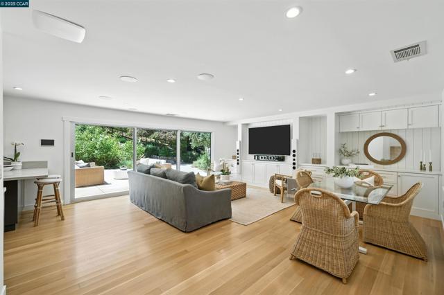 3363 Springhill Rd, Lafayette CA: https://media.crmls.org/mediaz/585d27eb-4085-4396-8f0f-8e3fa2dc70fa.jpg