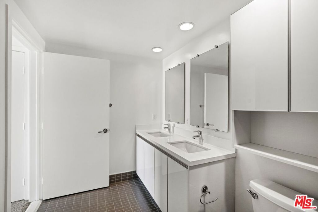https://media.crmls.org/mediaz/585e327f-bd77-4a2d-9443-186c5c30aa43.jpg?preset=X-Large