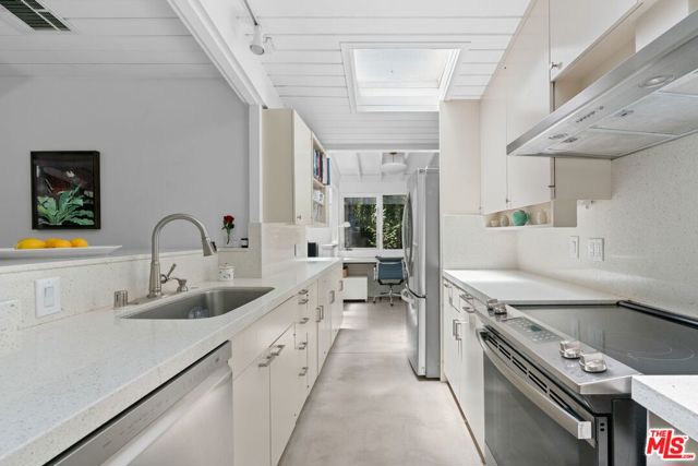 810 Bramble Way, Los Angeles CA: https://media.crmls.org/mediaz/585e9849-8db5-4e11-8c20-ca13911a7d00.jpg