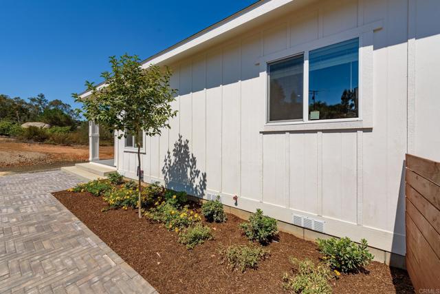 28676 Mountain Lilac Road, Escondido CA: https://media.crmls.org/mediaz/585eb7d8-1f14-4e5f-9d9b-bd134405fa39.jpg