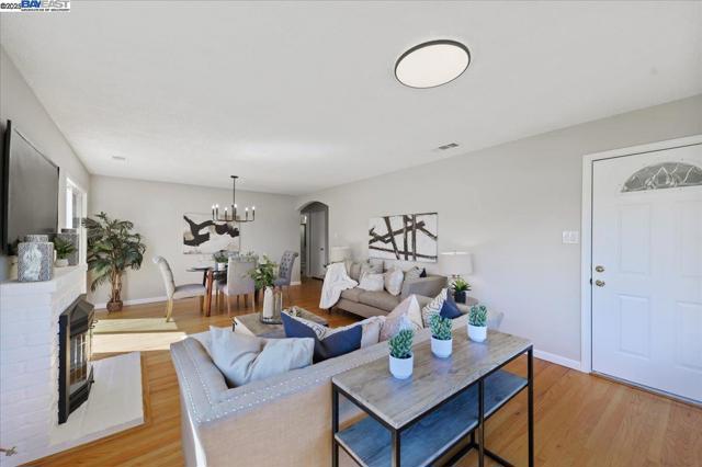 3947 Pestana Way, Livermore CA: https://media.crmls.org/mediaz/585ebb3c-e1f7-4dc1-ad84-c78f916f9844.jpg