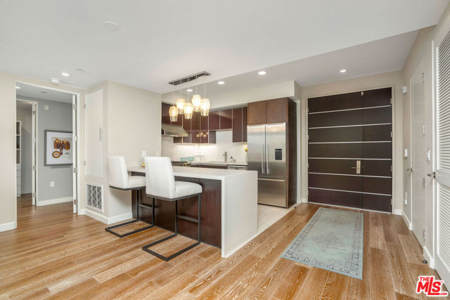 441 S Barrington Avenue, Los Angeles CA: https://media.crmls.org/mediaz/585f53e9-3e43-4b57-a5c3-eea26d66df34.jpg