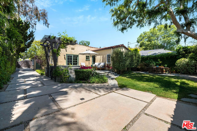 4150 Elmer Avenue, Studio City CA: https://media.crmls.org/mediaz/585fa78f-53dd-4d4c-9754-9c461e7bd234.jpg