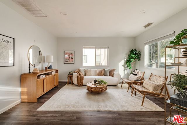 4427 Alumni Avenue, Los Angeles CA: https://media.crmls.org/mediaz/585ff4c8-fb6e-466a-a353-ca29204d3824.jpg