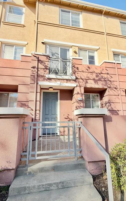 710 City Walk Pl, Hayward CA: https://media.crmls.org/mediaz/585ff51d-7911-4c97-8bf0-3f1b45d35c0a.jpg