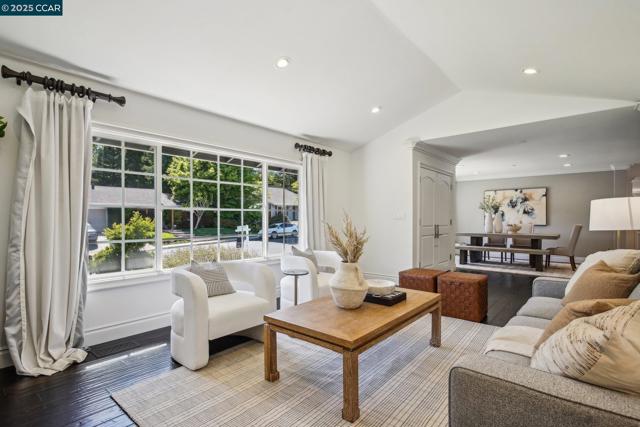 12994 Hawkins Dr, San Ramon CA: https://media.crmls.org/mediaz/58606aac-54f9-4134-a831-99caf5df0adf.jpg