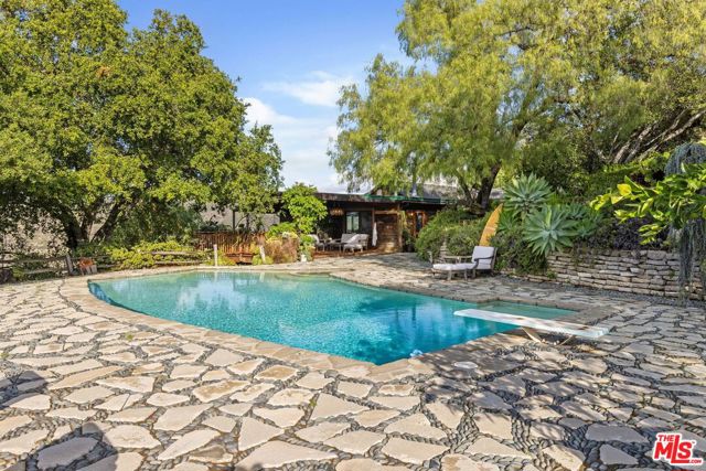 1551 Penny Road, Topanga CA: https://media.crmls.org/mediaz/586180d5-efce-4828-bfca-bef71e820d07.jpg