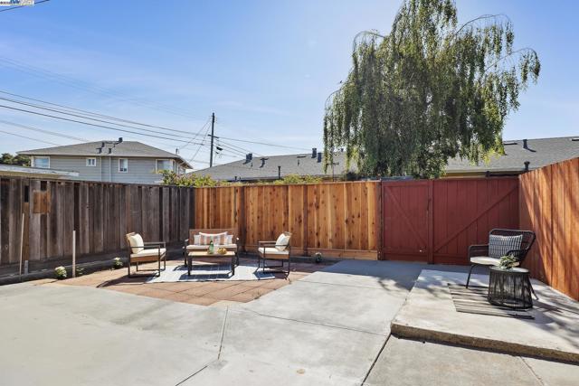 108 Cypress St, Alameda CA: https://media.crmls.org/mediaz/5861a478-d384-4ef4-a45d-53ae8496c2f9.jpg
