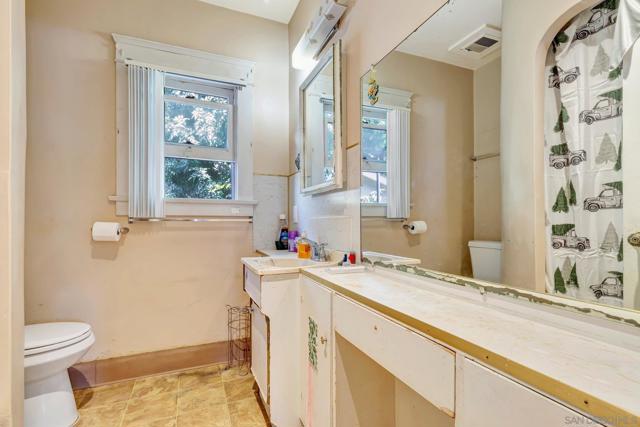 9065 67 Lemon St, Spring Valley CA: https://media.crmls.org/mediaz/5861b319-6a8b-4137-ad85-40320d2aa480.jpg
