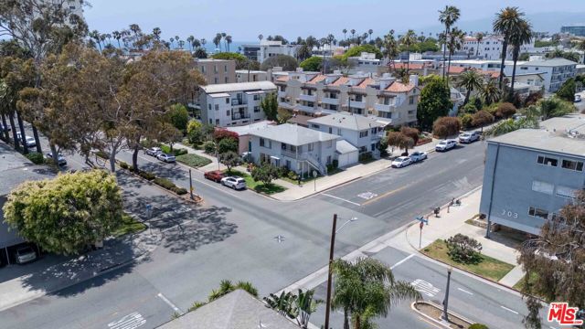 231 California Avenue, Santa Monica CA: https://media.crmls.org/mediaz/5862beaa-b786-4565-883f-d43a81c6babb.jpg