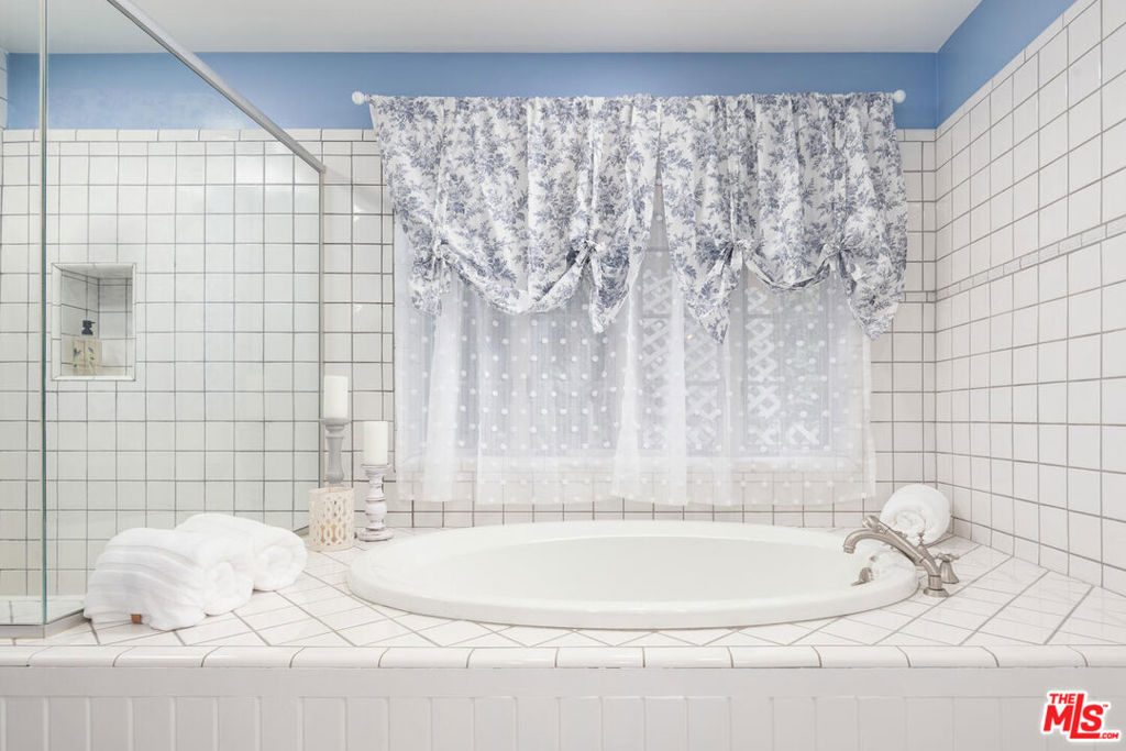 https://media.crmls.org/mediaz/5862c42b-22f2-478a-ba9d-554398dd8be5.jpg?preset=X-Large