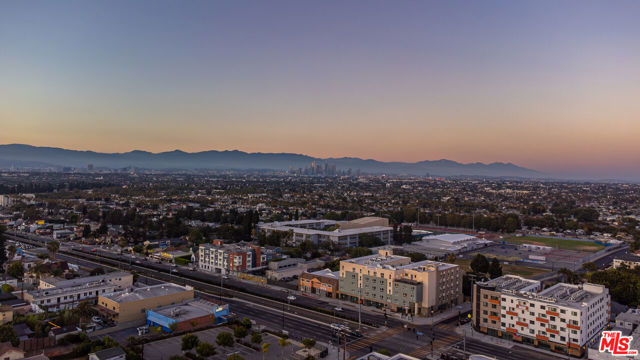 5325 S Victoria Avenue, Los Angeles CA: https://media.crmls.org/mediaz/5862f560-4f29-45b7-809e-6ba6cb27dd13.jpg