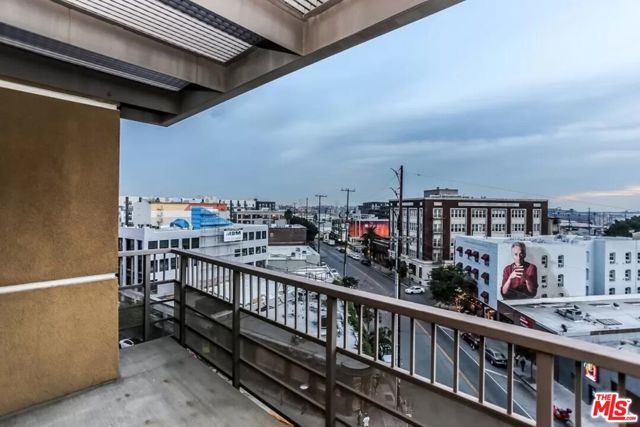 629 Traction Avenue, Los Angeles CA: https://media.crmls.org/mediaz/586315d3-271e-479d-aedc-ece8646cc264.jpg