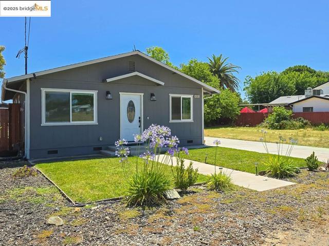 4585 Summer St, Olivehurst CA: https://media.crmls.org/mediaz/5863472e-a487-4fd2-b0c8-35f8789d45a6.jpg