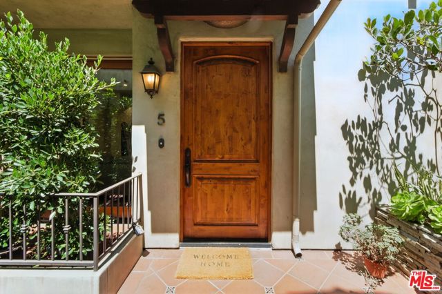 838 16th Street, Santa Monica CA: https://media.crmls.org/mediaz/5863938d-f733-4af3-a49f-60888a7c2125.jpg