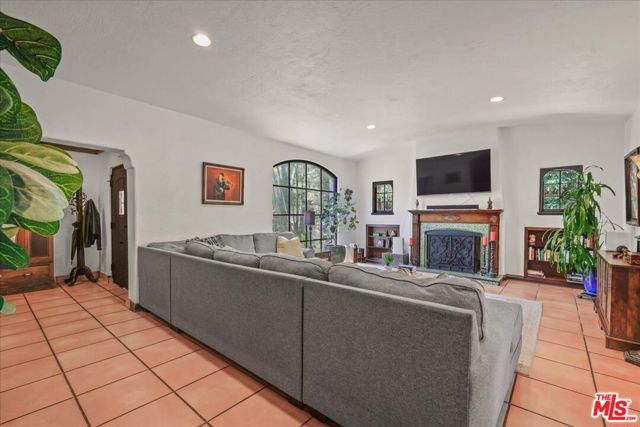6119 Del Valle Drive, Los Angeles CA: https://media.crmls.org/mediaz/58643da0-84be-4698-b44b-7a022951499e.jpg