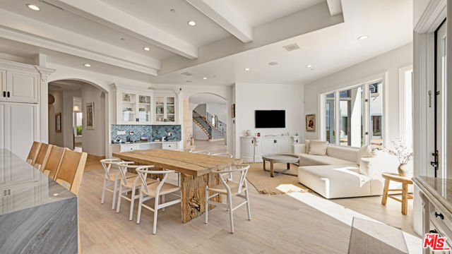 31272 Broad Beach Road, Malibu CA: https://media.crmls.org/mediaz/58648e22-a378-48e8-8aee-a7895d1a5659.jpg