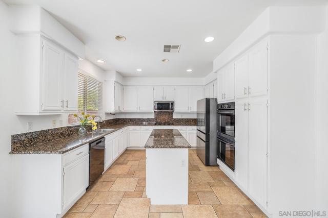 37434 Lumiere Avenue, Murrieta CA: https://media.crmls.org/mediaz/5867d8b2-8a32-4ce8-a254-6984836d3e56.jpg