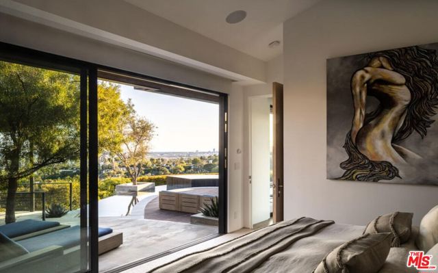 2532 Canyon Oak Dr, Los Angeles CA: https://media.crmls.org/mediaz/586817ec-669f-412c-a079-6a5e3d1cb39a.jpg