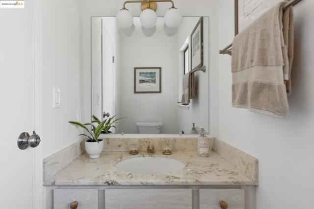 13185 Clairepointe Way, Oakland CA: https://media.crmls.org/mediaz/5869673c-3205-4d92-ae39-ae5a1ebbb699.jpg