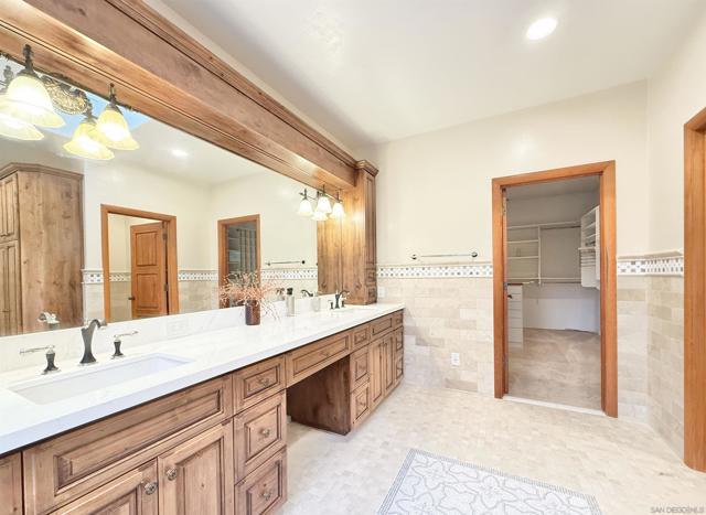 16722 Via Lago Azul, Rancho Santa Fe CA: https://media.crmls.org/mediaz/58697b01-469c-4b0b-9080-12e63541954a.jpg